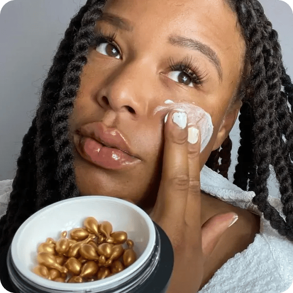 Influencer applying the Cocunat product to her cheek